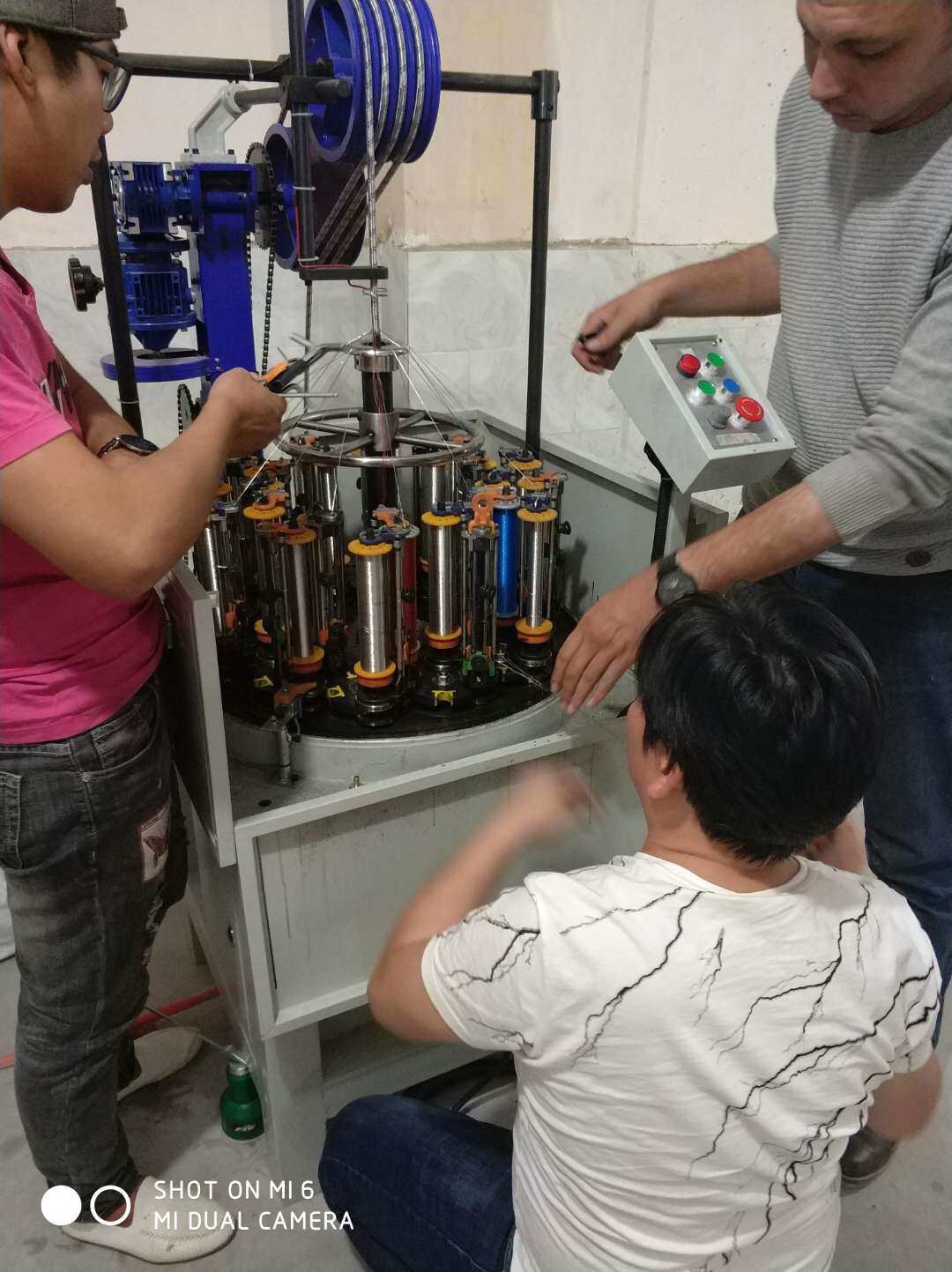 本發編織機外貿調試現場