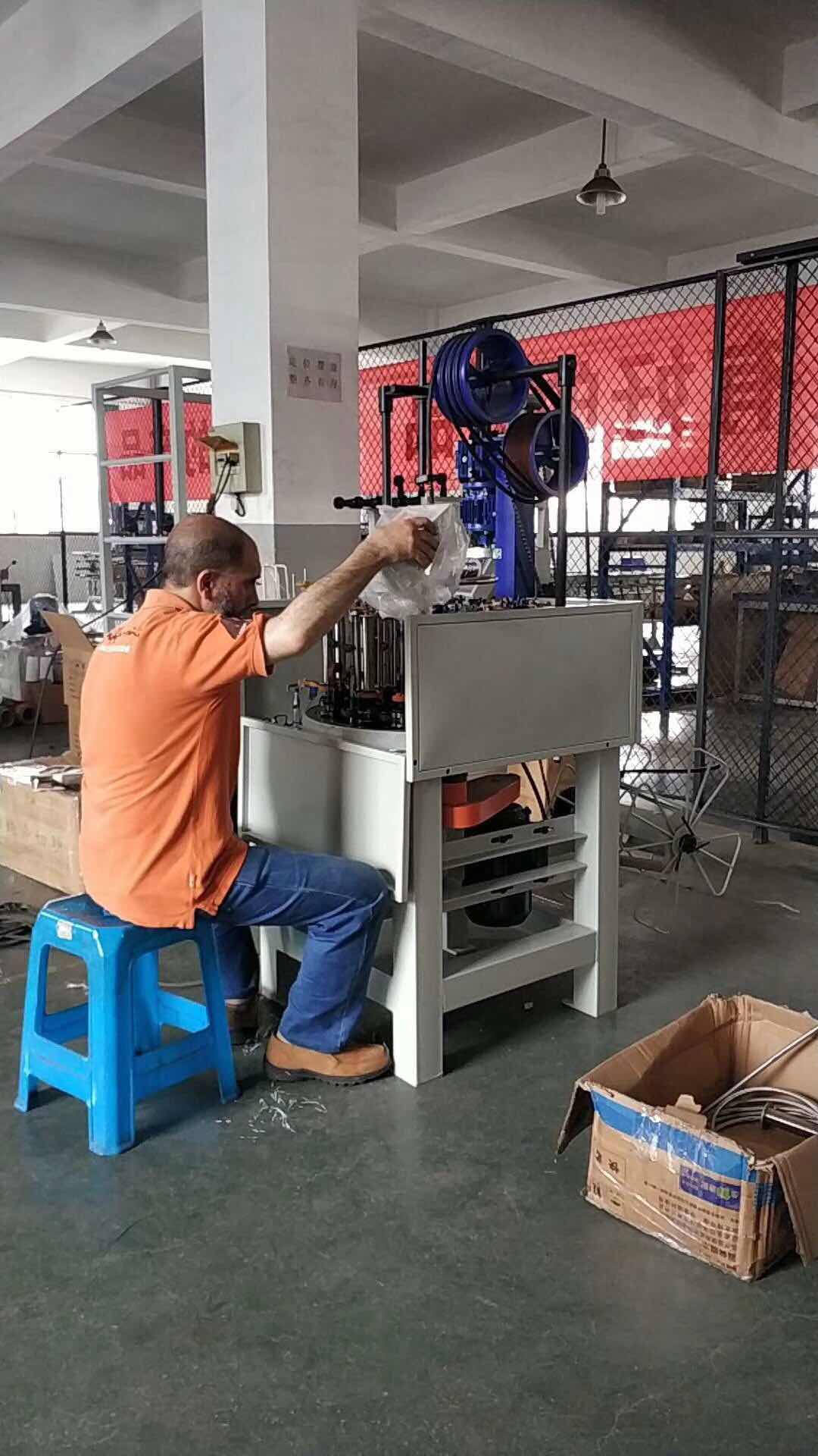 編織機技術(shù)學(xué)習(xí)現(xiàn)場