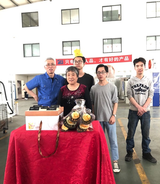 本發(fā)科技為四月份生日員工慶生，感謝為編織機(jī)事業(yè)付出